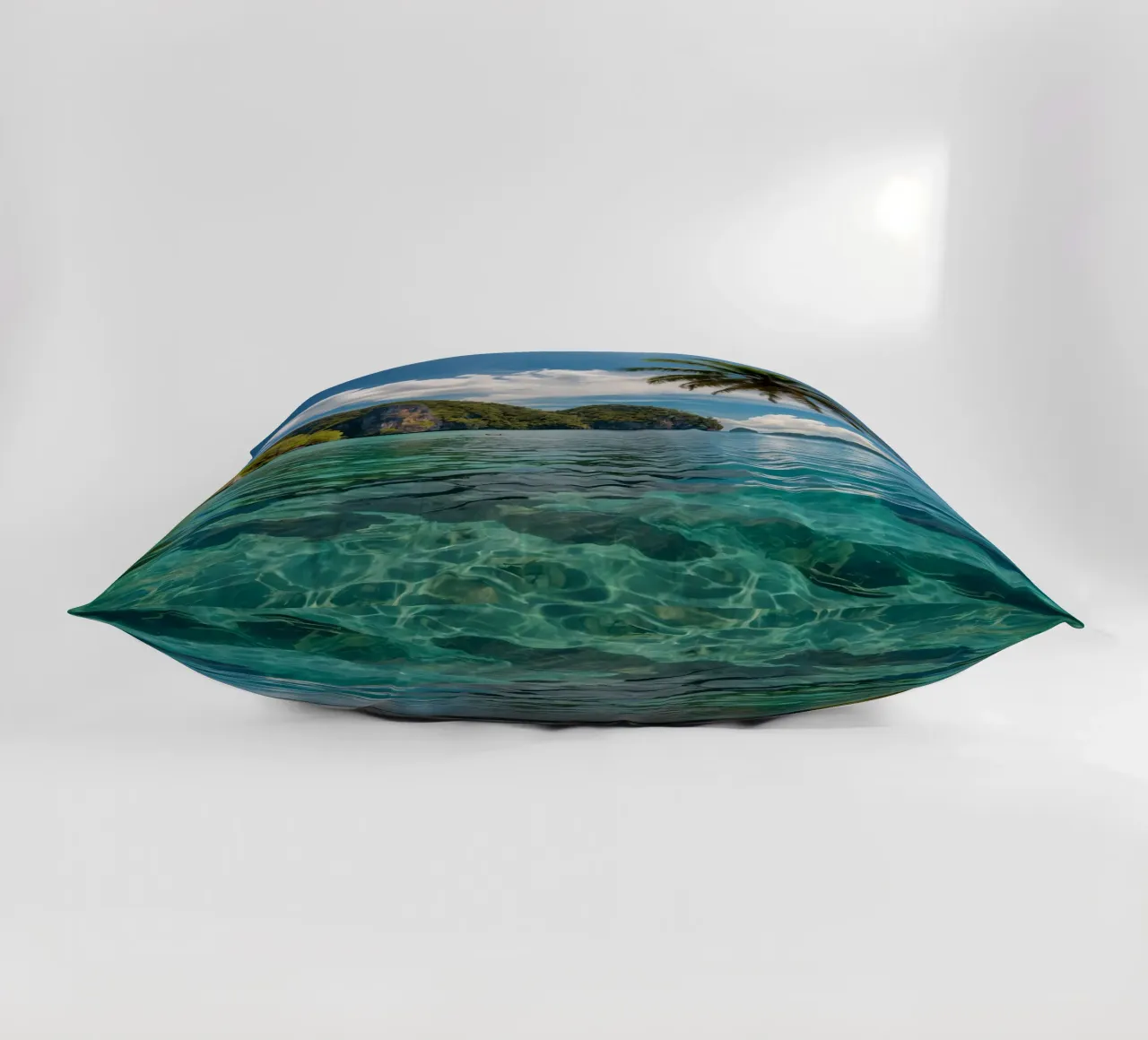 Paesaggio tropicale con acque azzurre e palme. cuscino da DesignDoodle