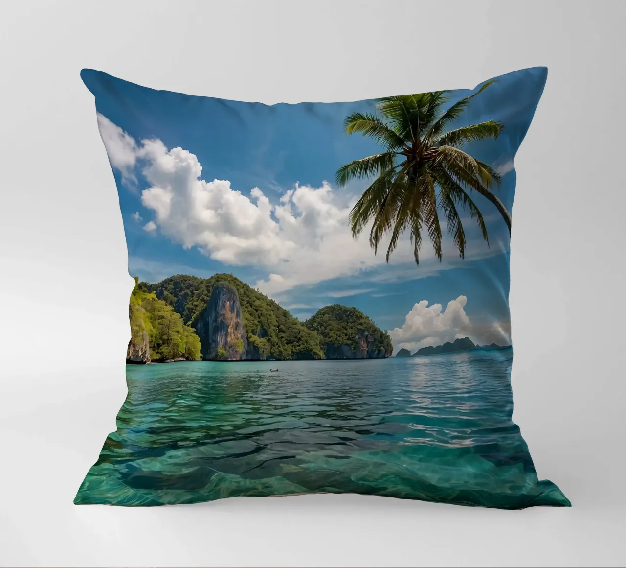 Paesaggio tropicale con acque azzurre e palme. cuscino da DesignDoodle