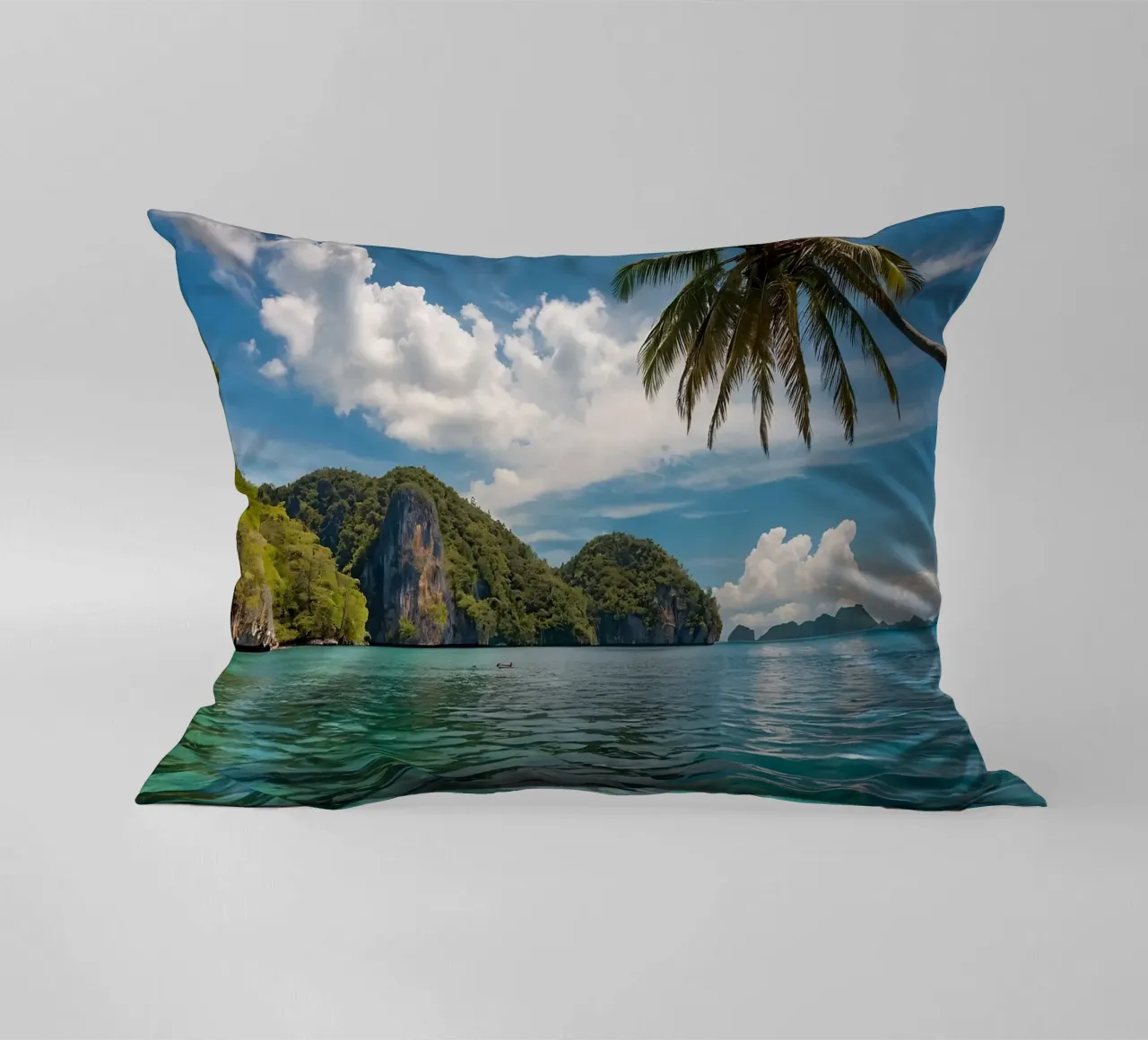 Paesaggio tropicale con acque azzurre e palme. cuscino da DesignDoodle