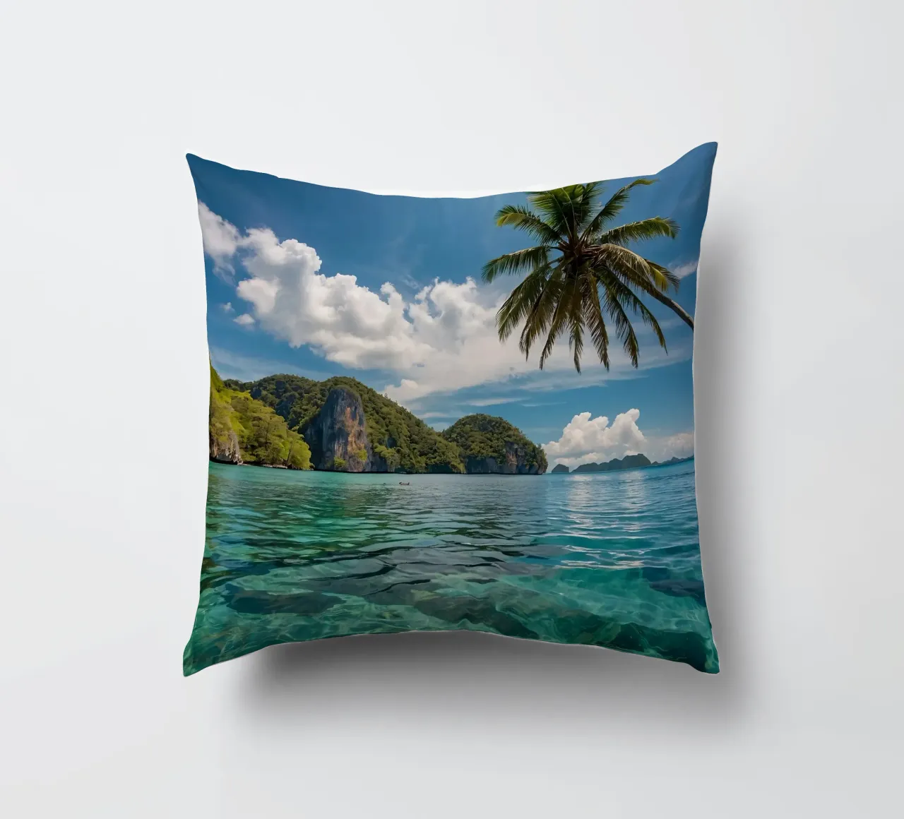 Paesaggio tropicale con acque azzurre e palme. cuscino da DesignDoodle