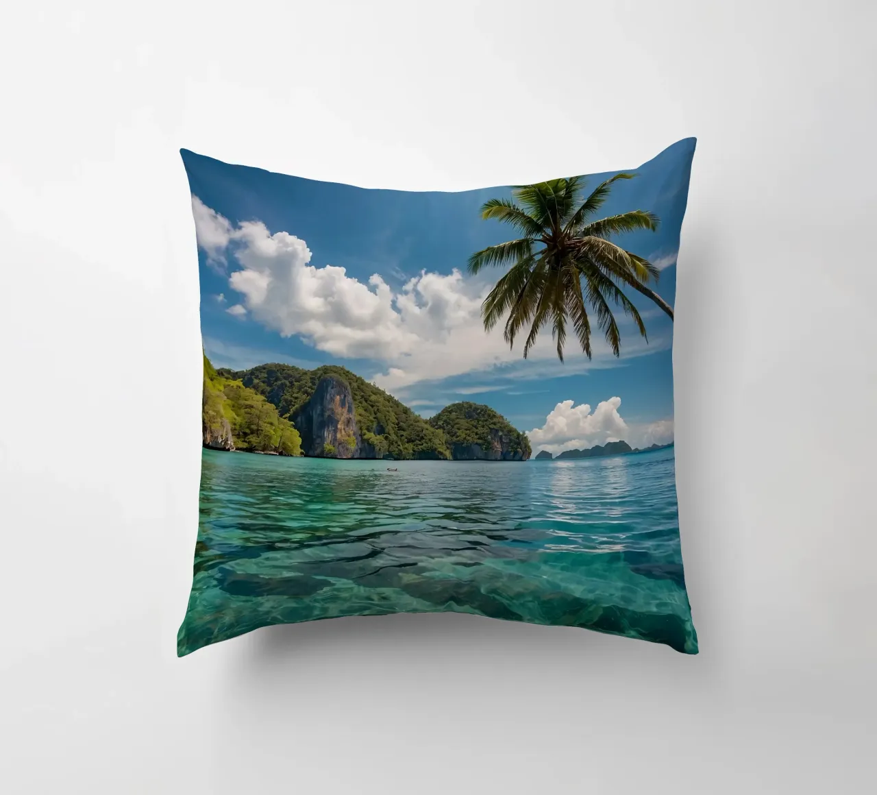 Paesaggio tropicale con acque azzurre e palme. cuscino da DesignDoodle