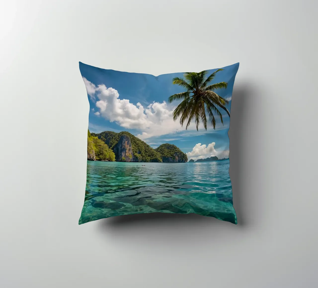 Paesaggio tropicale con acque azzurre e palme. cuscino da DesignDoodle