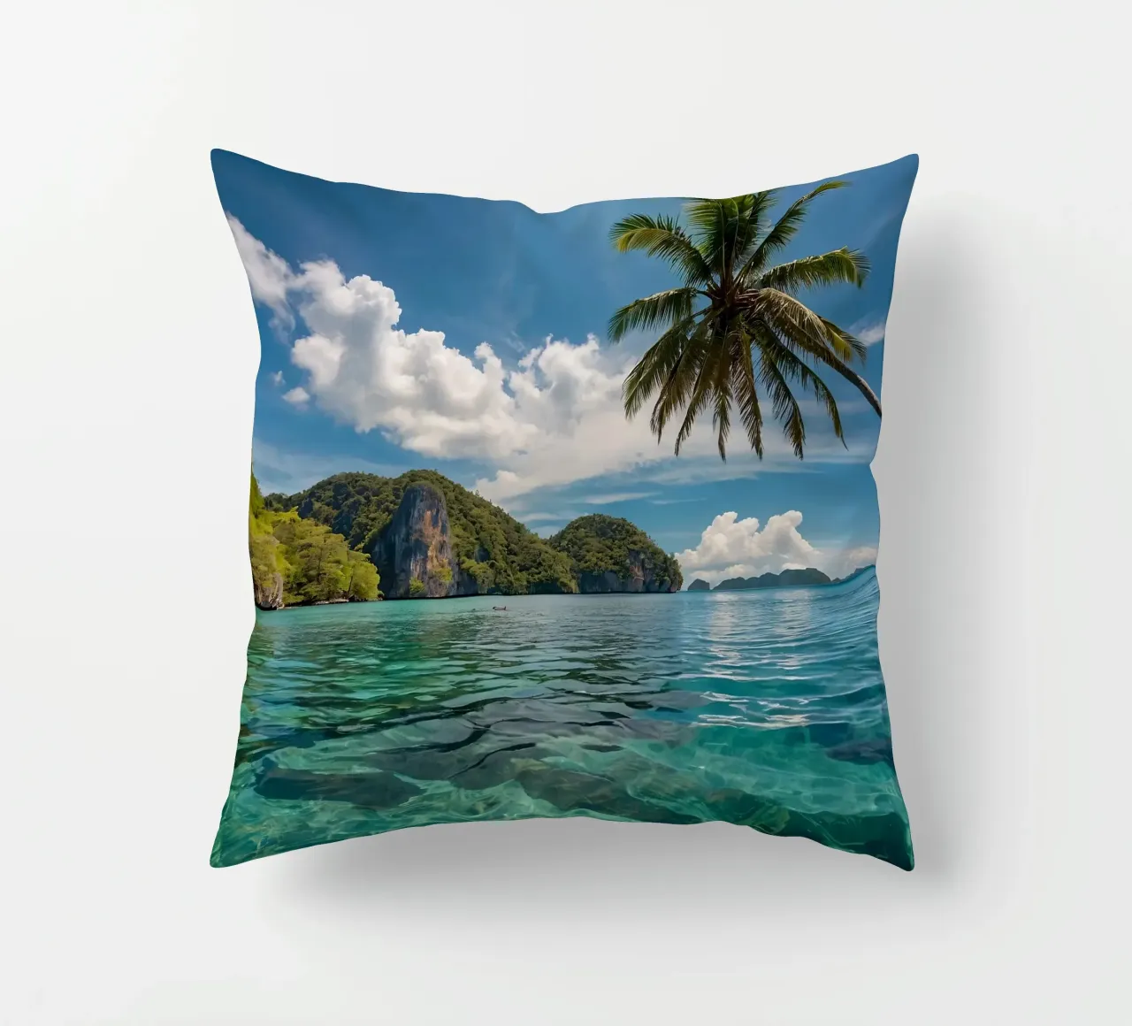 Paesaggio tropicale con acque azzurre e palme. cuscino da DesignDoodle