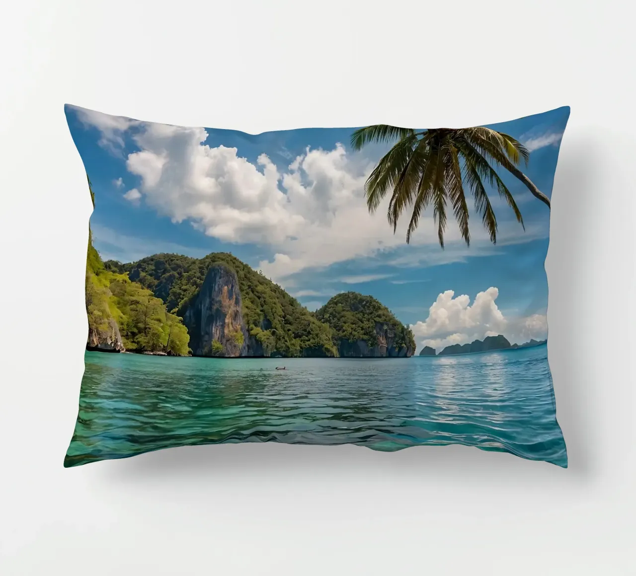 Paesaggio tropicale con acque azzurre e palme. cuscino da DesignDoodle