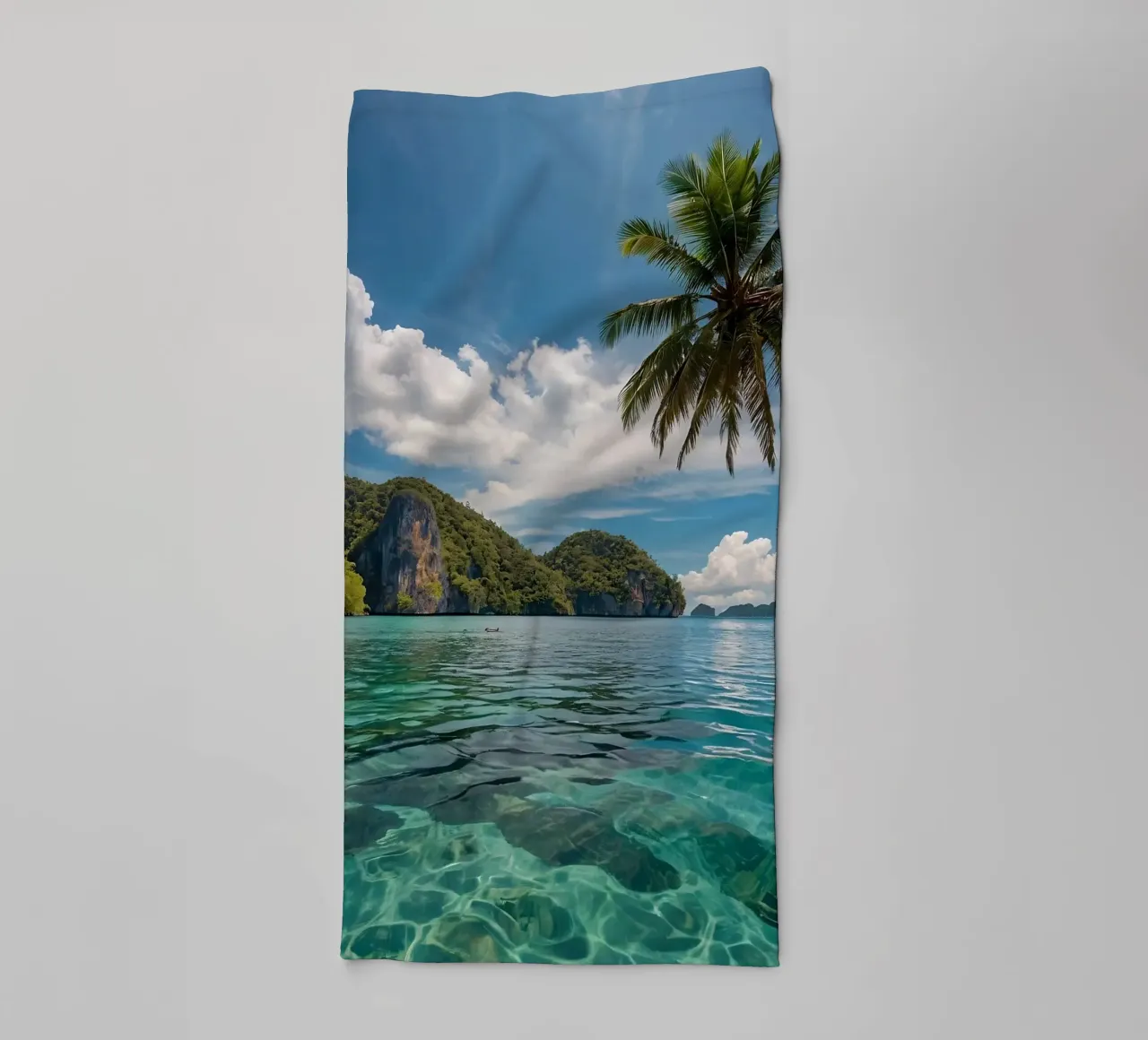 Paesaggio tropicale con acque azzurre e palme. asciugamano da bagno da DesignDoodle