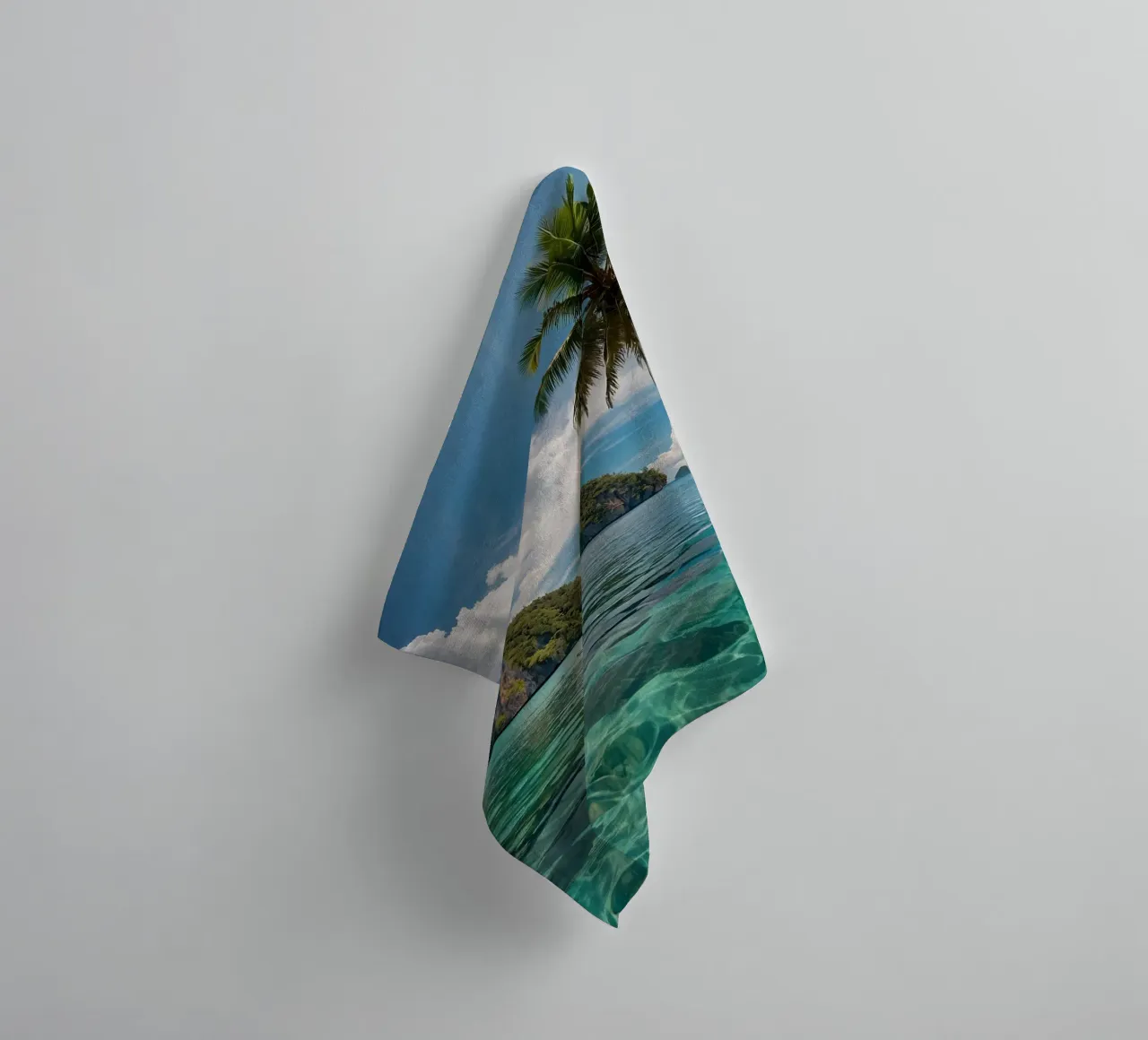 Paesaggio tropicale con acque azzurre e palme. asciugamano da bagno da DesignDoodle