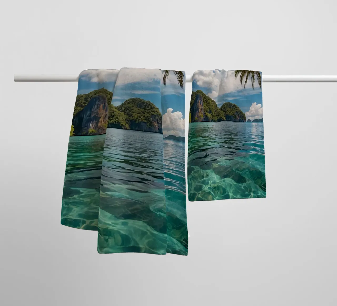 Paesaggio tropicale con acque azzurre e palme. asciugamano da bagno da DesignDoodle