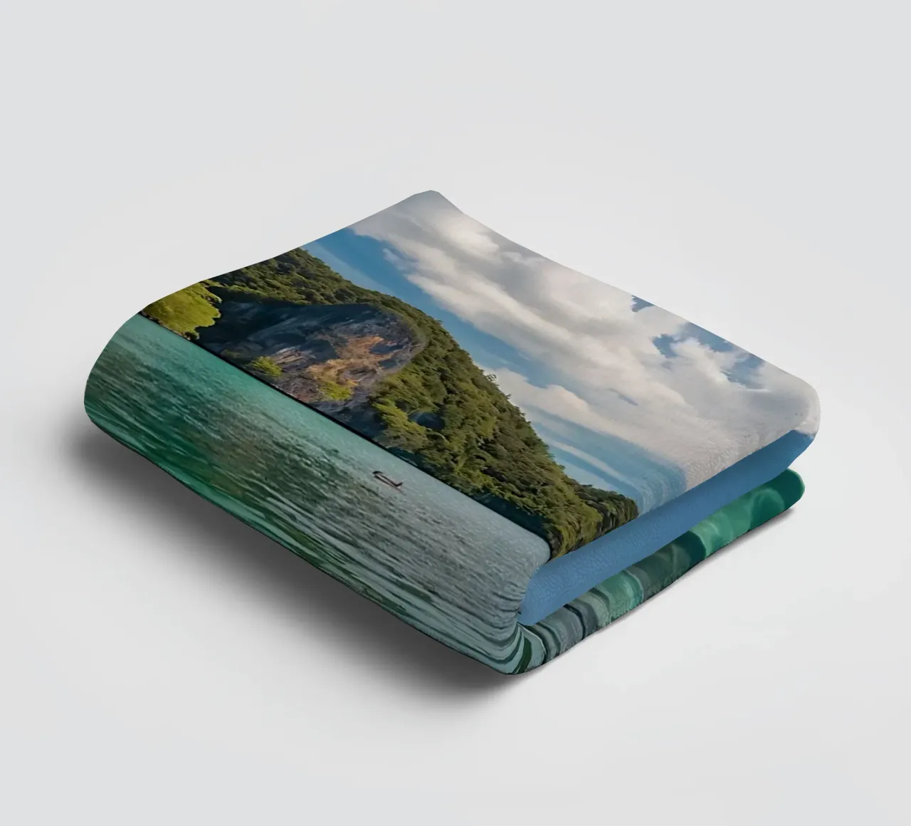 Paesaggio tropicale con acque azzurre e palme. asciugamano da bagno da DesignDoodle