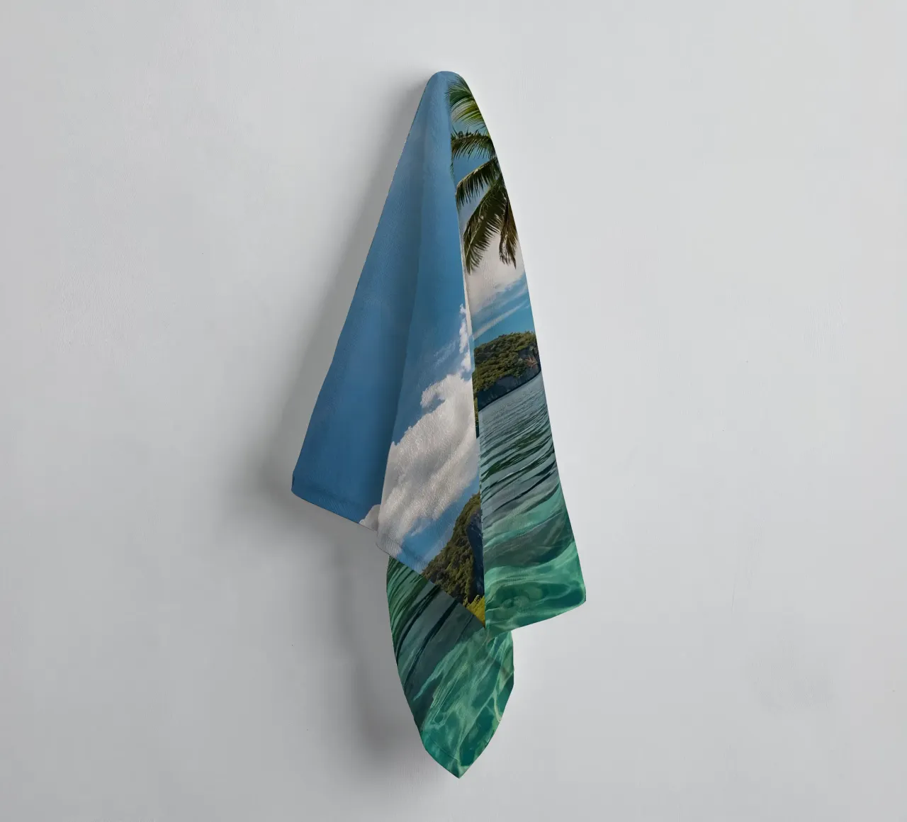 Paesaggio tropicale con acque azzurre e palme. asciugamano da bagno da DesignDoodle