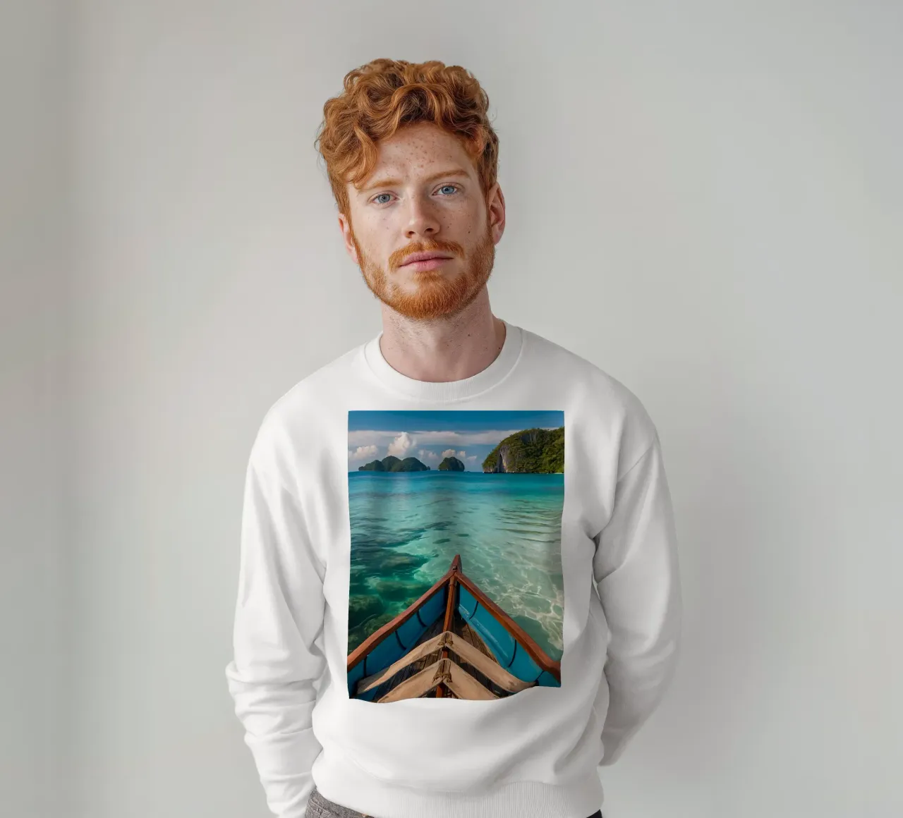 Sérénité d'un bateau en bois glissant sur une eau cristalline sweat de DesignDoodle