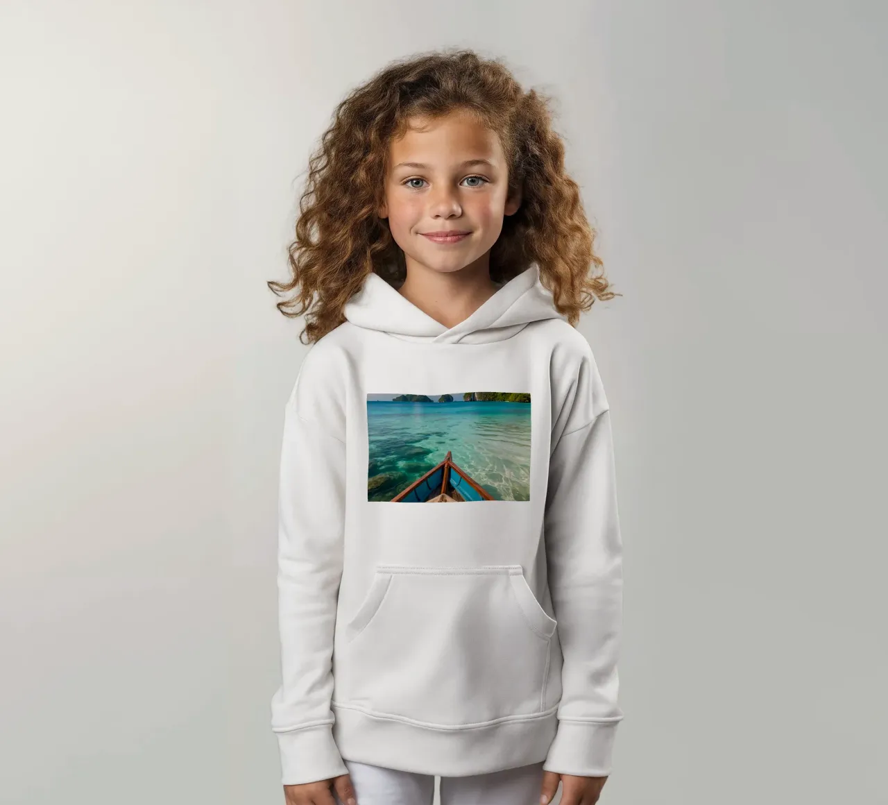 Sereniteit van houten boot die door kristalhelder water glijdt kinder hoodie van DesignDoodle