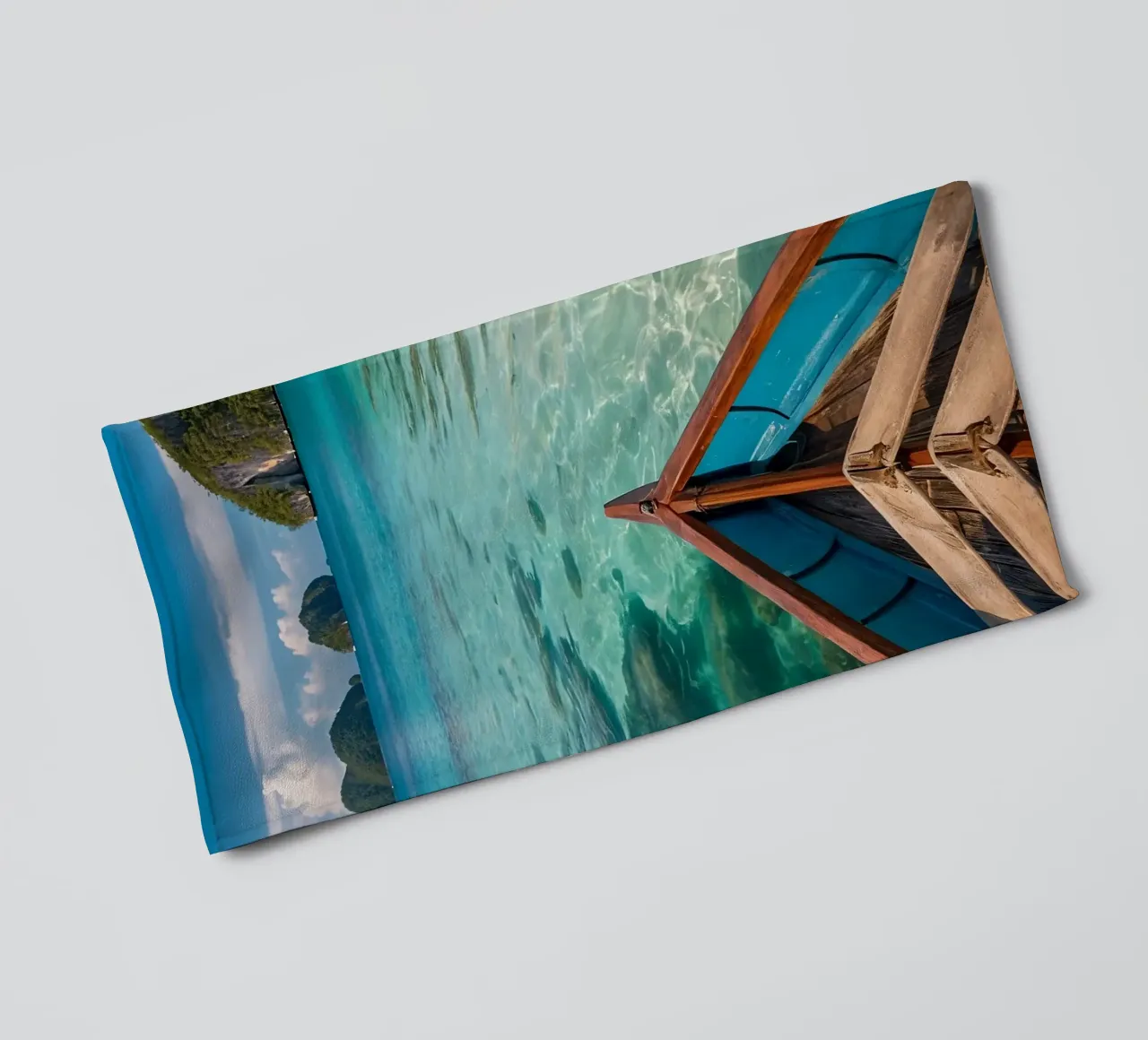 Sérénité d'un bateau en bois glissant sur une eau cristalline serviette de bain de DesignDoodle