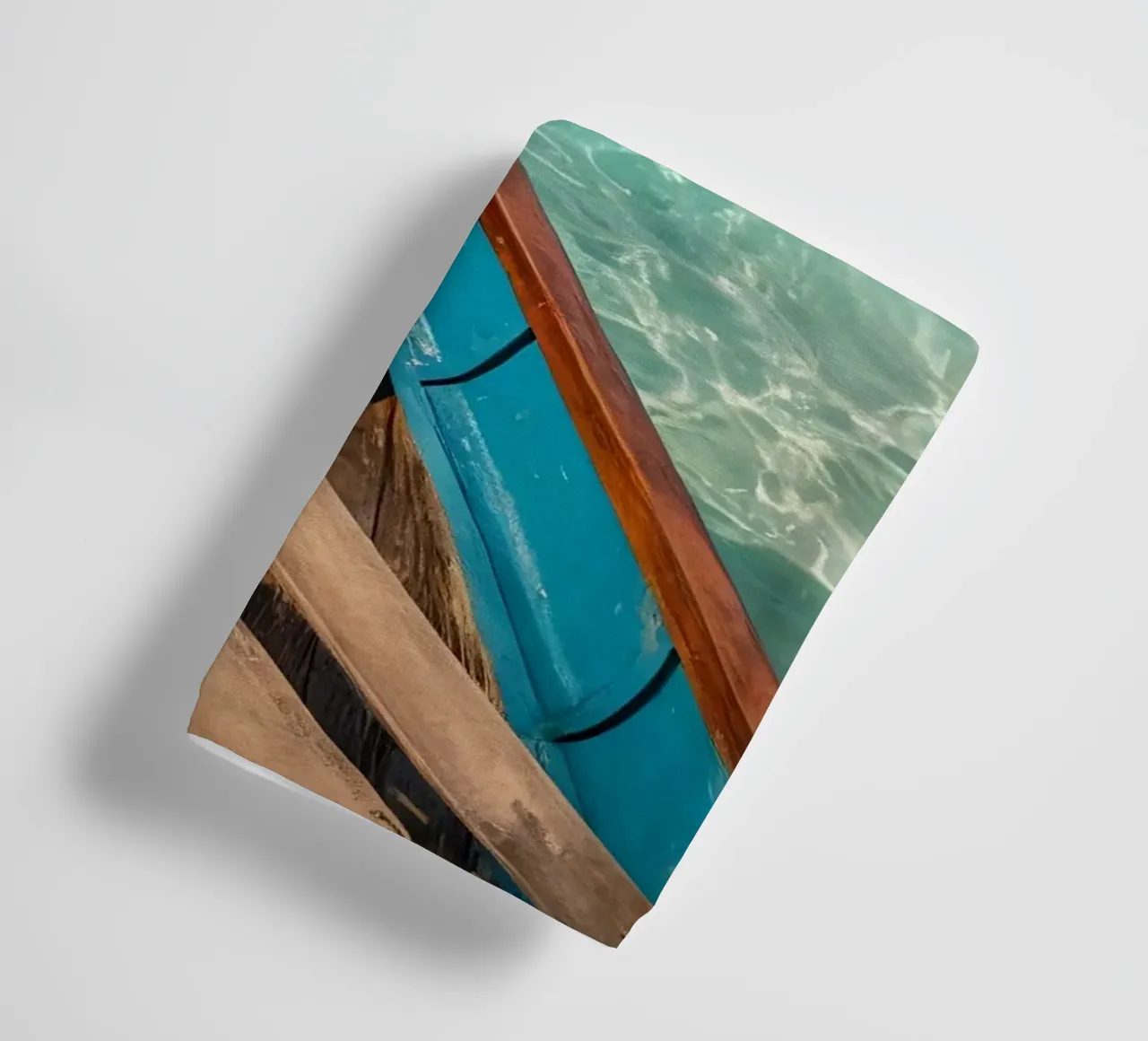 Sérénité d'un bateau en bois glissant sur une eau cristalline serviette de bain de DesignDoodle
