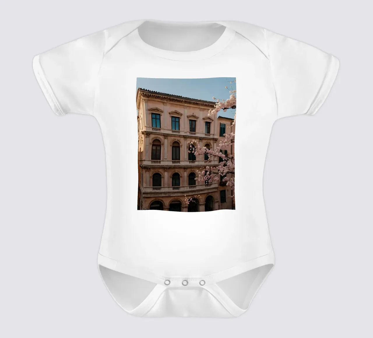 Bellissimo edificio storico con fiori di ciliegio in fiore body neonato maniche corte da DesignDoodle