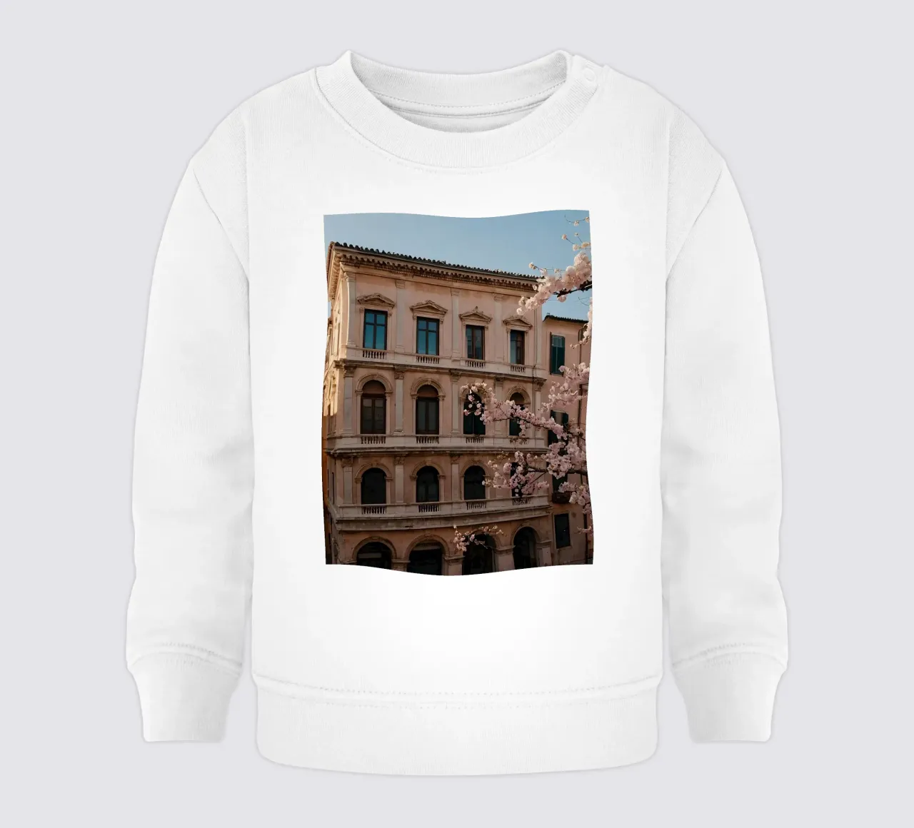 Bellissimo edificio storico con fiori di ciliegio in fiore felpa neonato da DesignDoodle