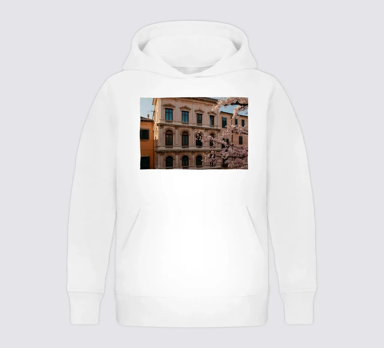 Bellissimo edificio storico con fiori di ciliegio in fiore felpa bambino con cappuccio da DesignDoodle