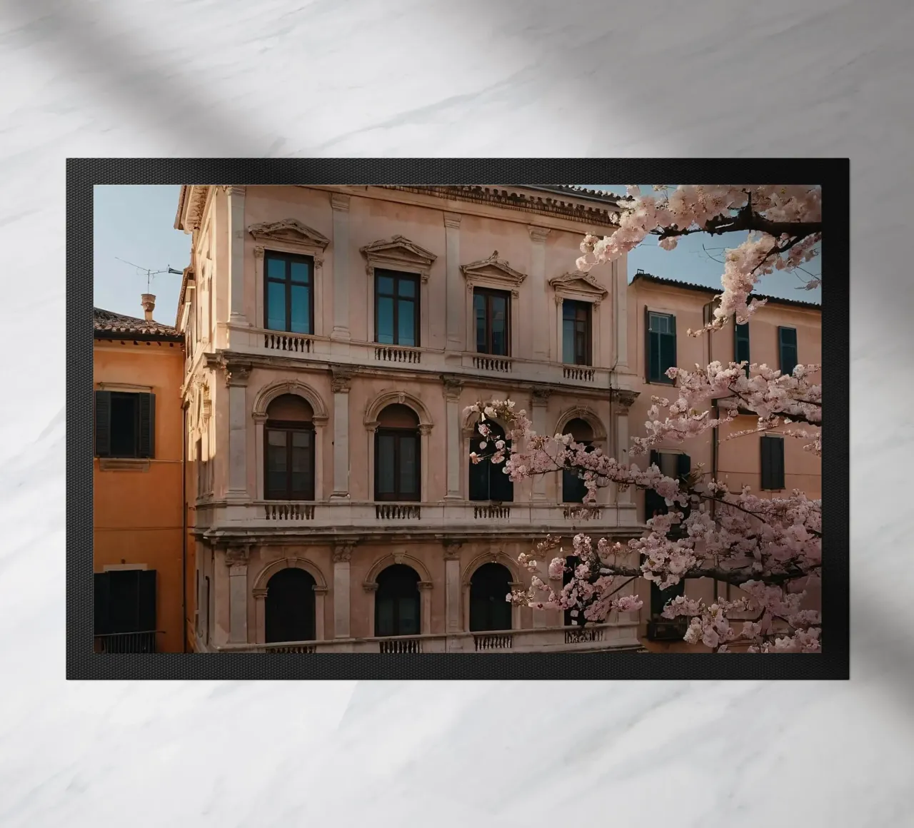 Bellissimo edificio storico con fiori di ciliegio in fiore zerbino da DesignDoodle