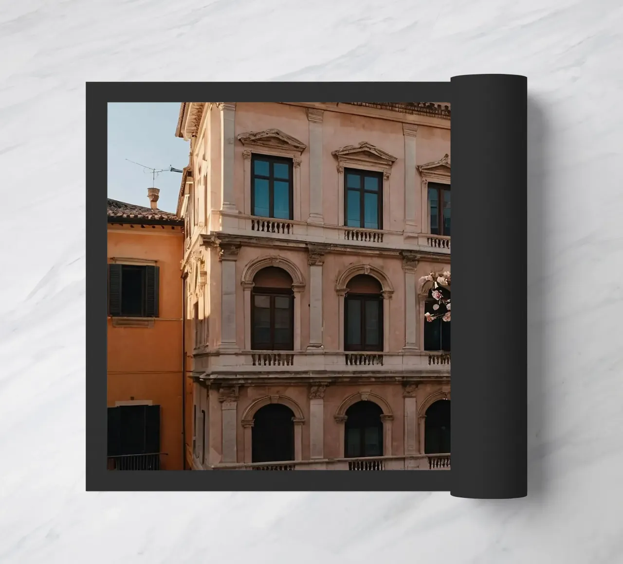 Bellissimo edificio storico con fiori di ciliegio in fiore zerbino da DesignDoodle