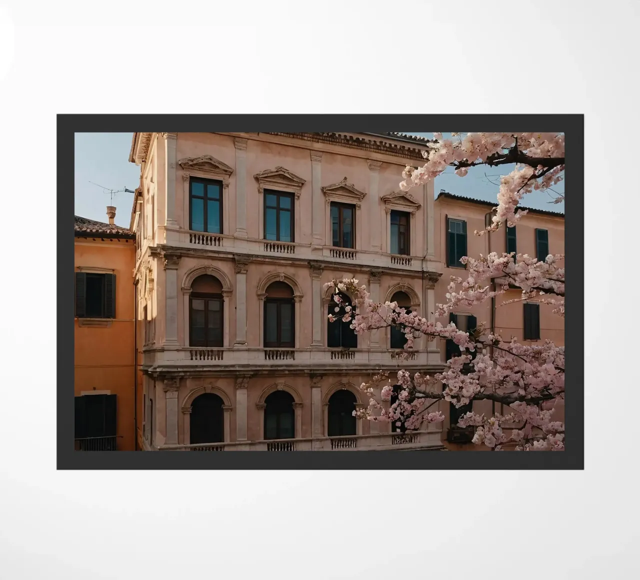 Bellissimo edificio storico con fiori di ciliegio in fiore zerbino da DesignDoodle