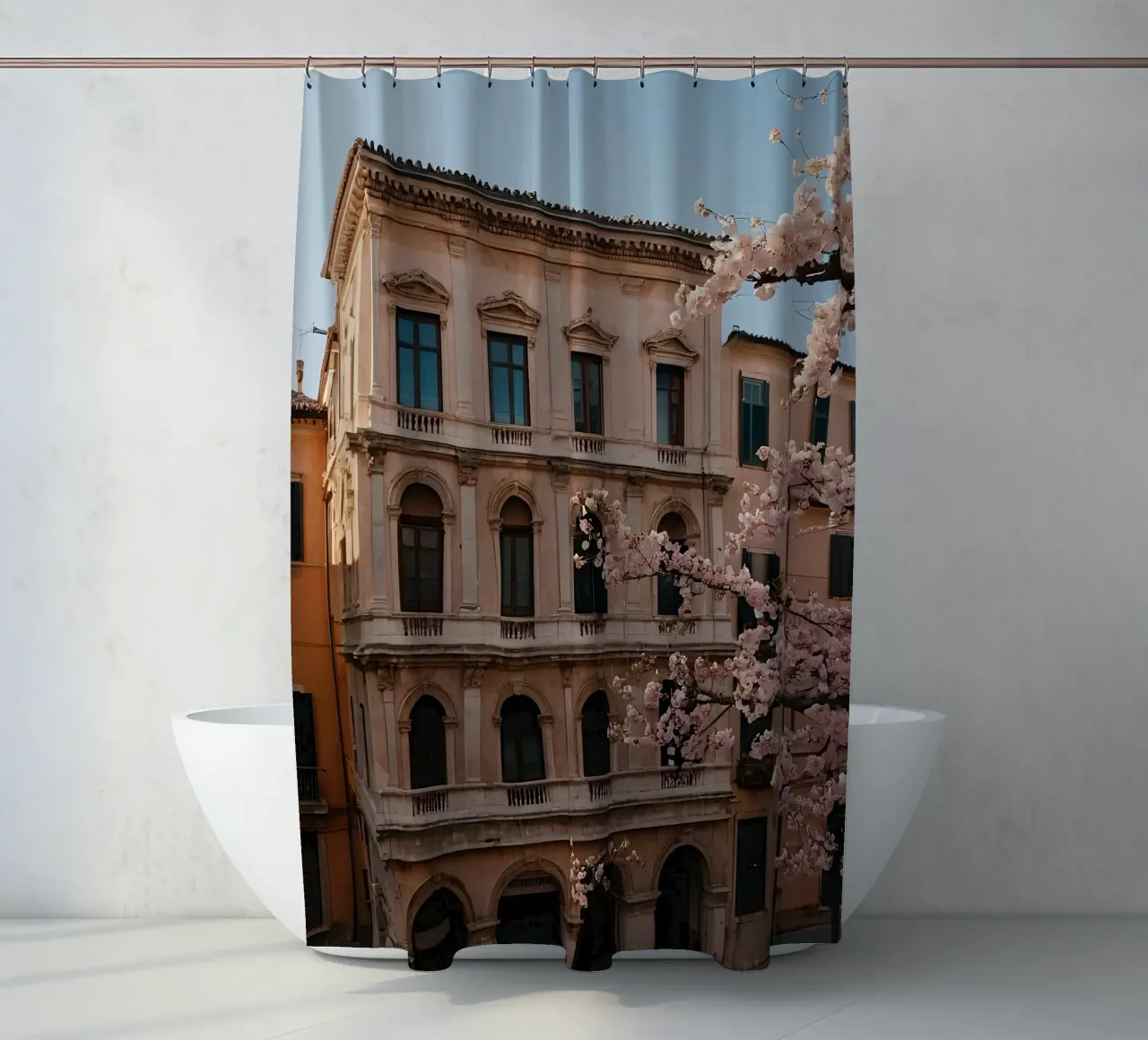 Bellissimo edificio storico con fiori di ciliegio in fiore tenda da doccia da DesignDoodle