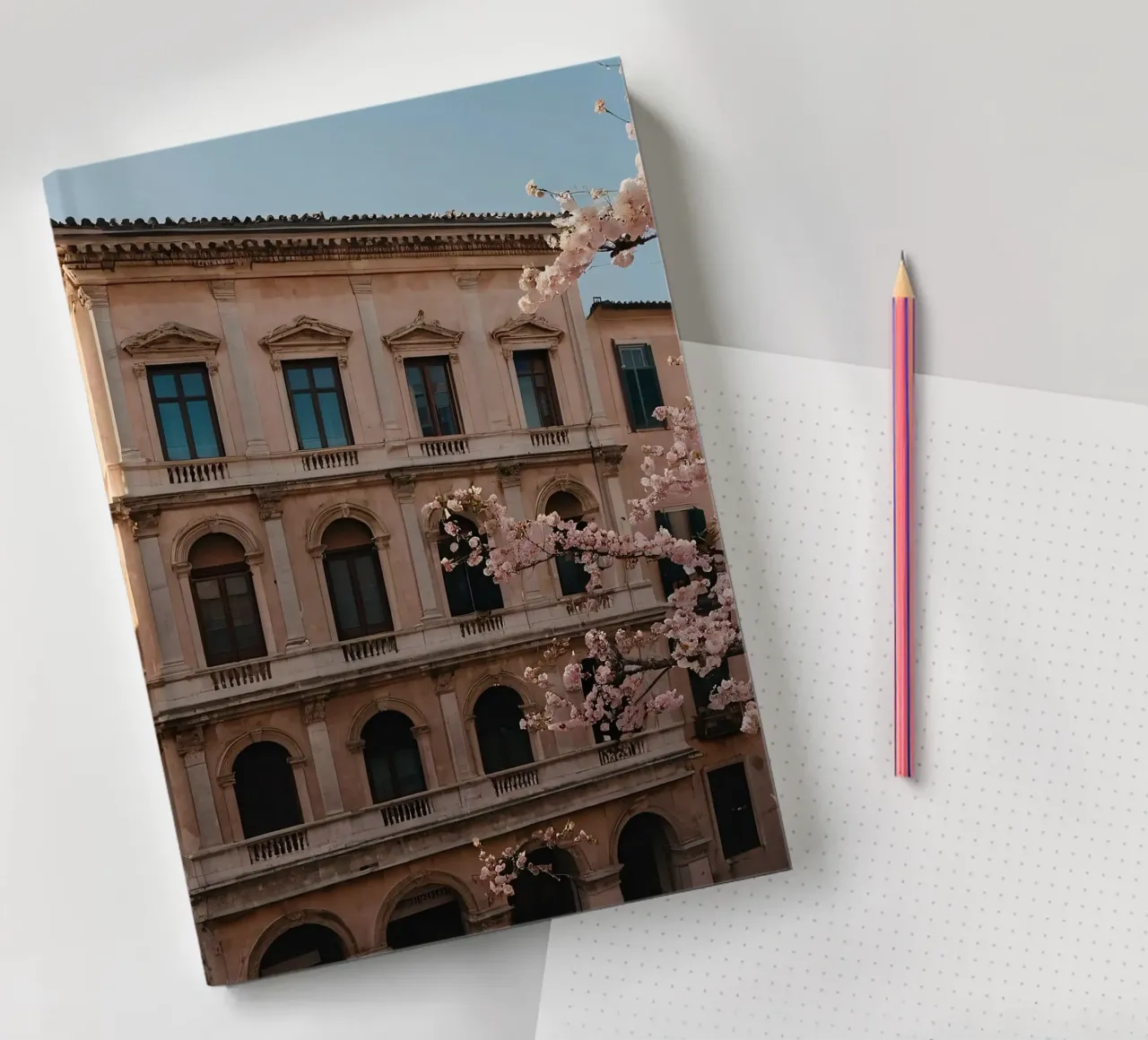 Bellissimo edificio storico con fiori di ciliegio in fiore diario da DesignDoodle