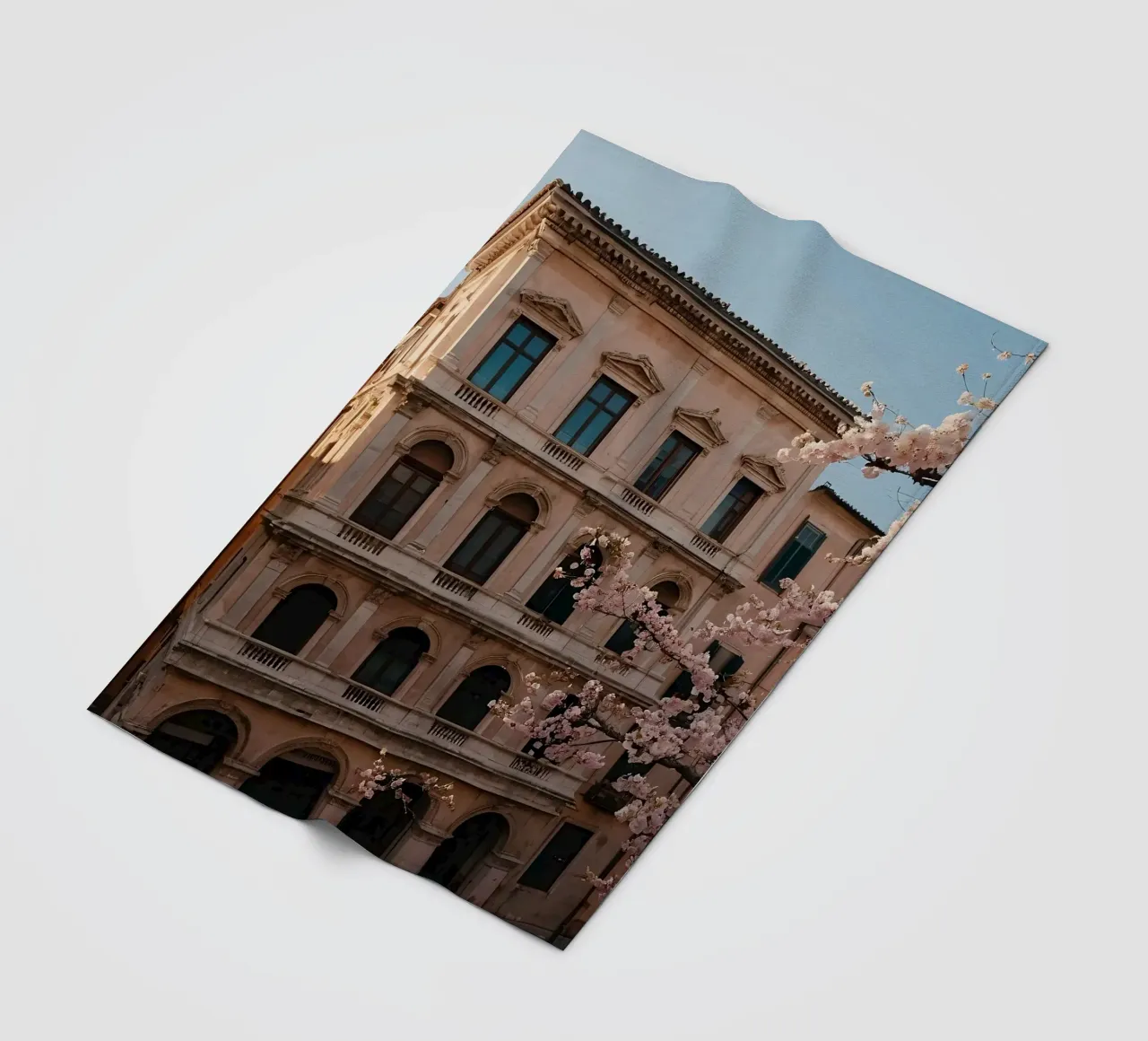Bellissimo edificio storico con fiori di ciliegio in fiore coperta in pile da DesignDoodle