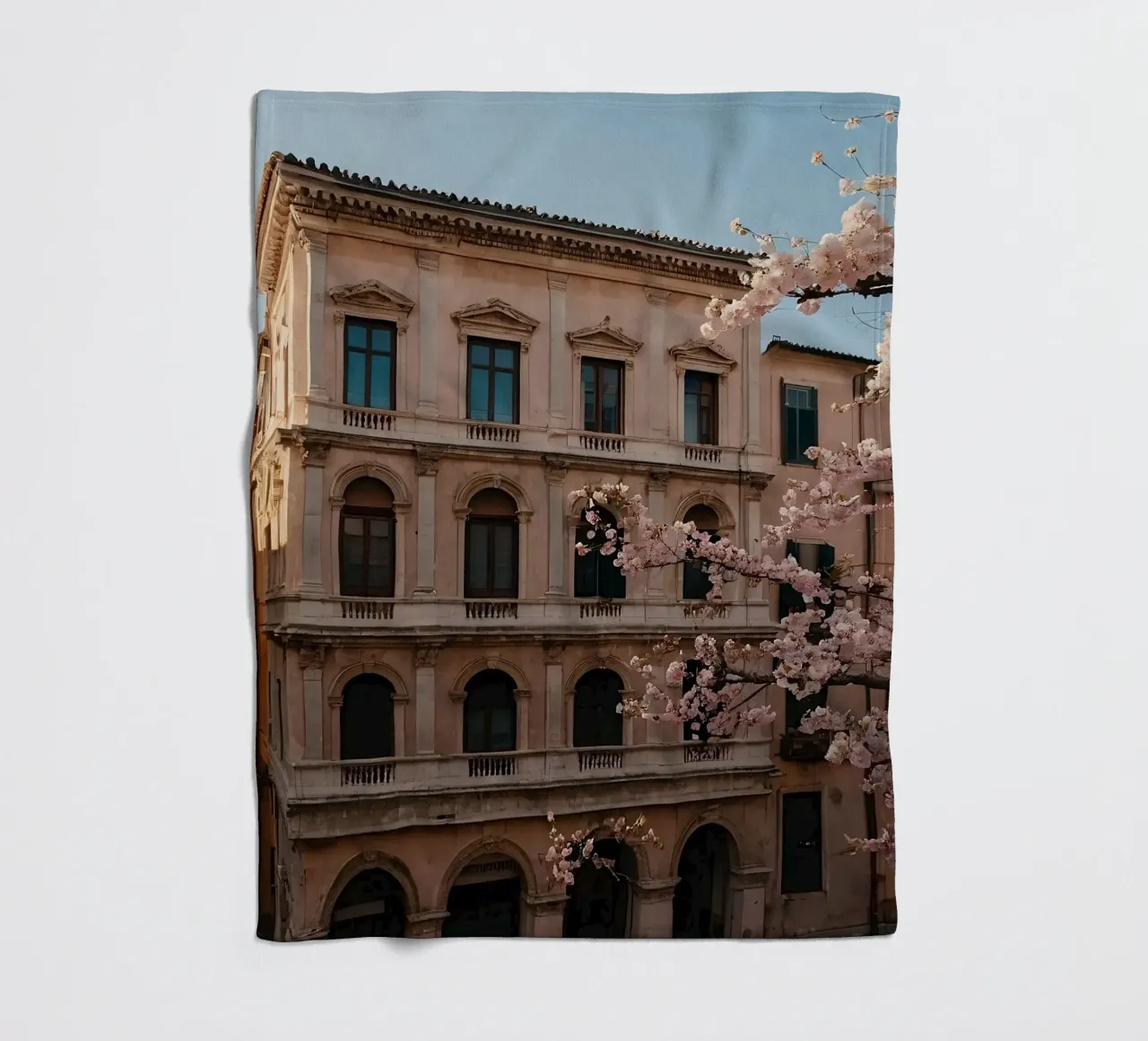 Bellissimo edificio storico con fiori di ciliegio in fiore coperta in pile da DesignDoodle
