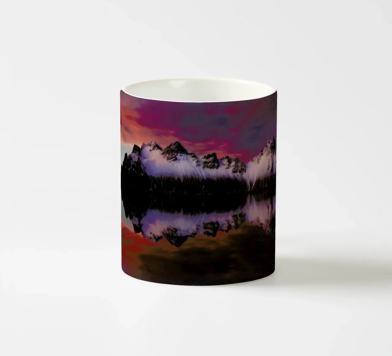 Pink and Orange Clouds Reflected tazza in ceramica da EyeEm Mobile GmbH