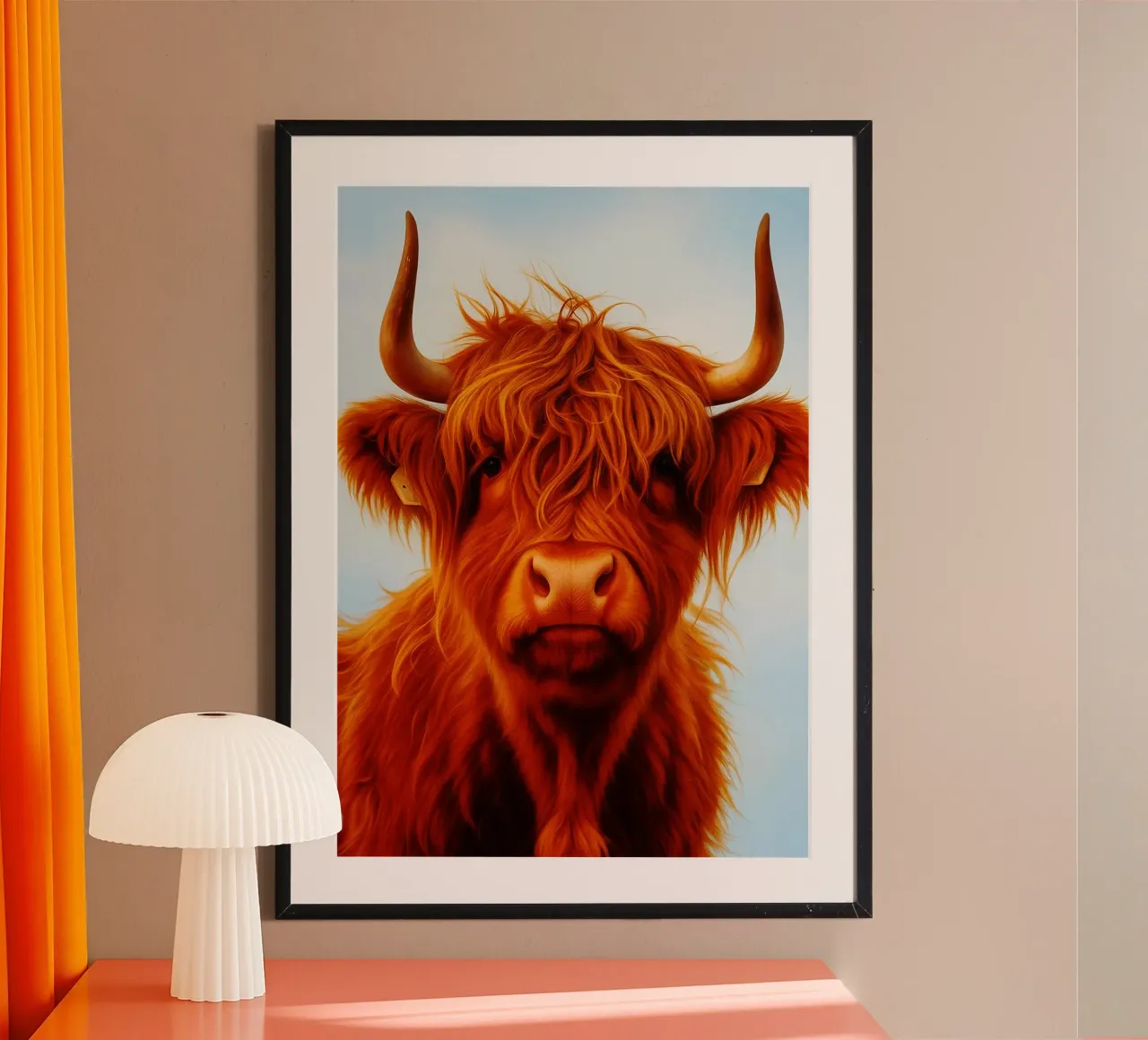 Faccia di mucca Highland poster con telaio in legno da kukupuu