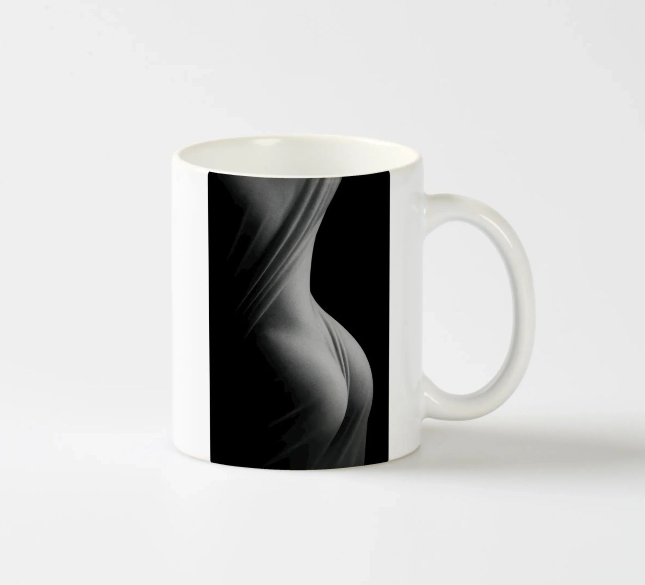Paris sensuel - Avvolti dalla luce su forme tese tazza in ceramica da Black & White