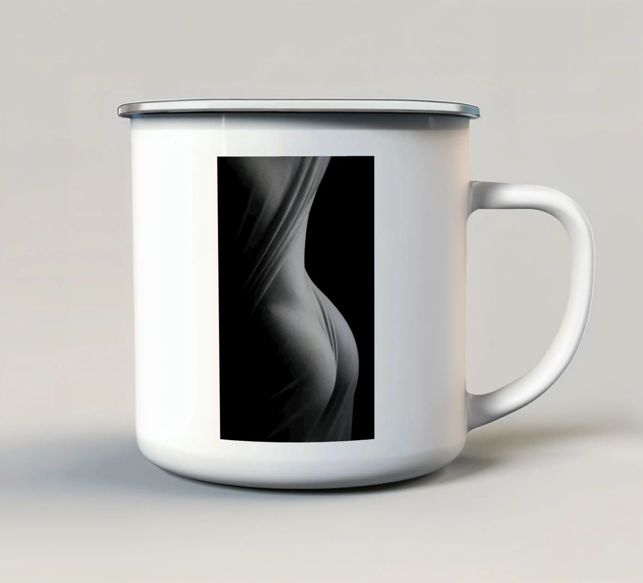 Paris sensuel - Avvolti dalla luce su forme tese tazza in smalto da Black & White