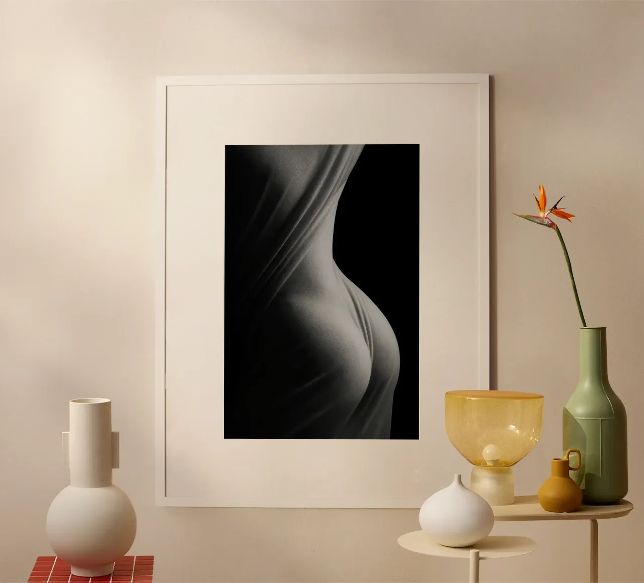 Paris sensuel - Avvolti dalla luce su forme tese poster con telaio in alluminio da Black & White