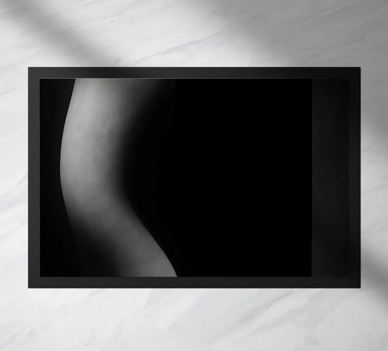 Lumière sculptée à Paris – Abstraction architecturale brute paillasson de Black & White