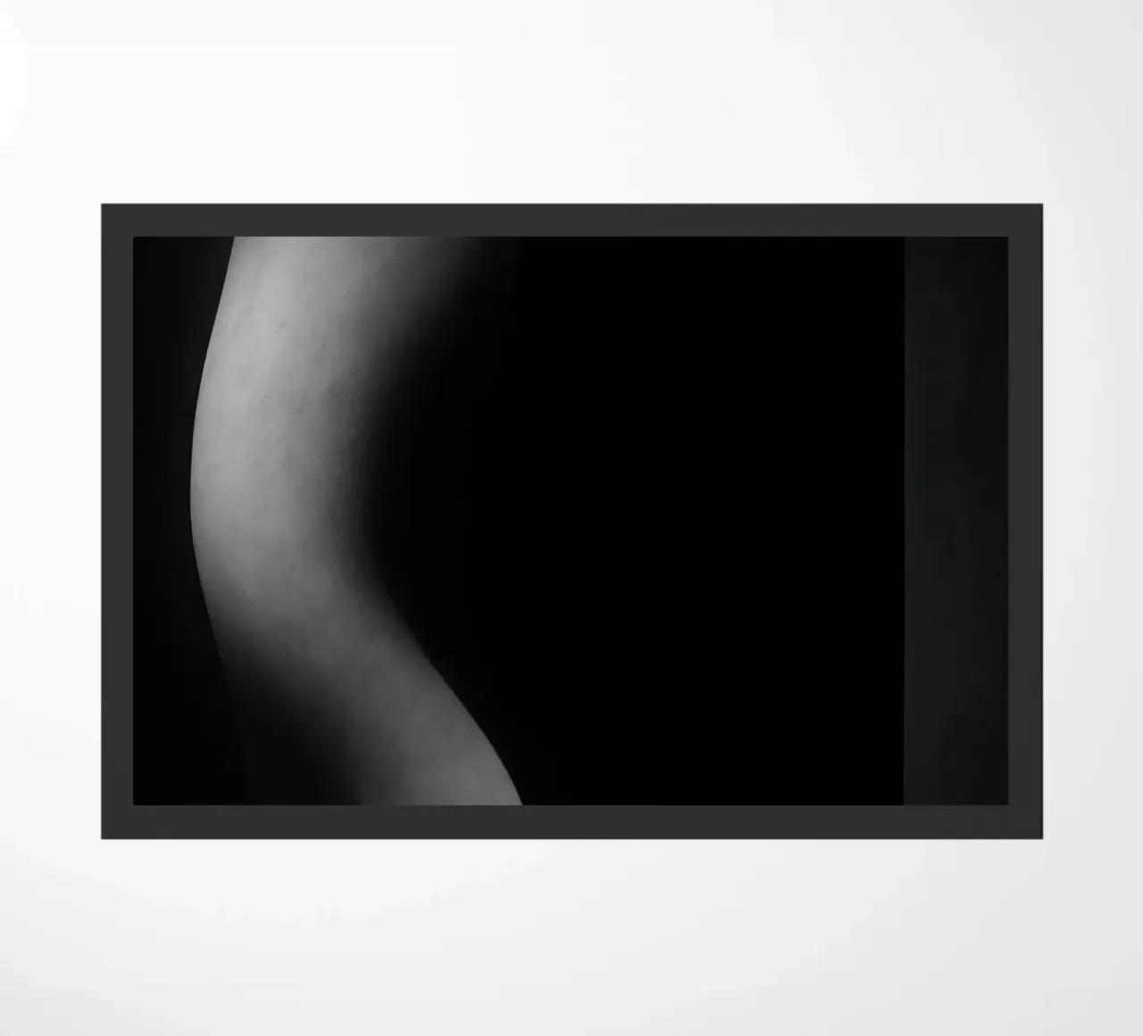Lumière sculptée à Paris – Abstraction architecturale brute paillasson de Black & White