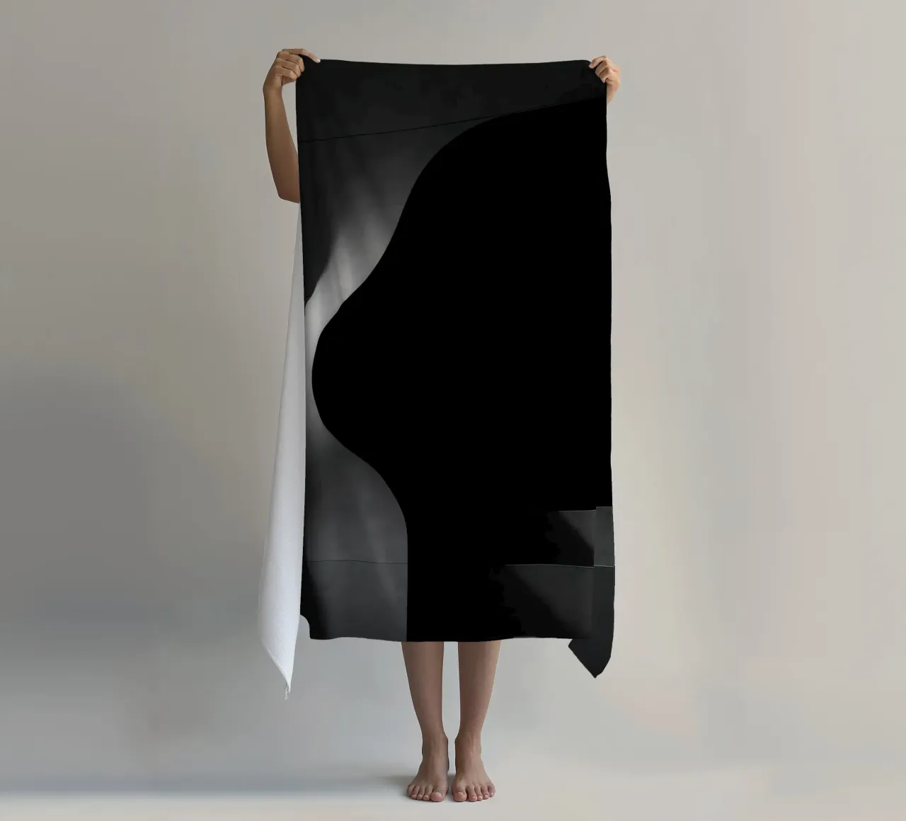 Architecture charnelle à Paris – Ombres en tension serviette de plage de Black & White