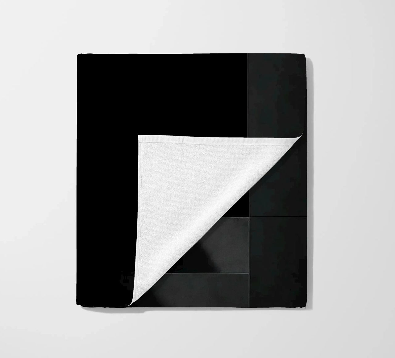 Vleselijke architectuur in Parijs - Schaduwen in spanning strandhanddoek van Black & White