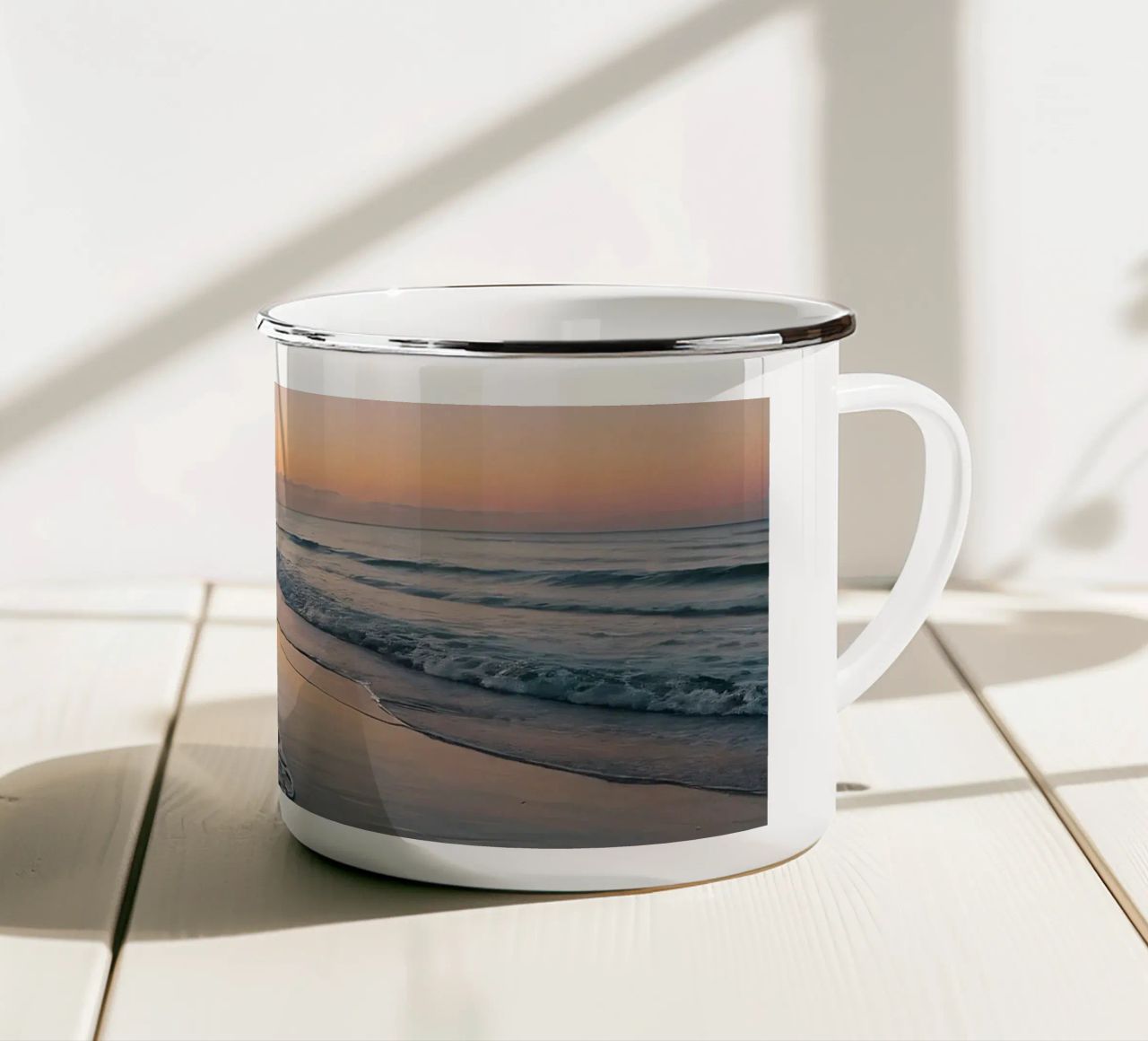 Spiaggia serena al tramonto, con le onde che lambiscono la riva. tazza in smalto da DesignDoodle