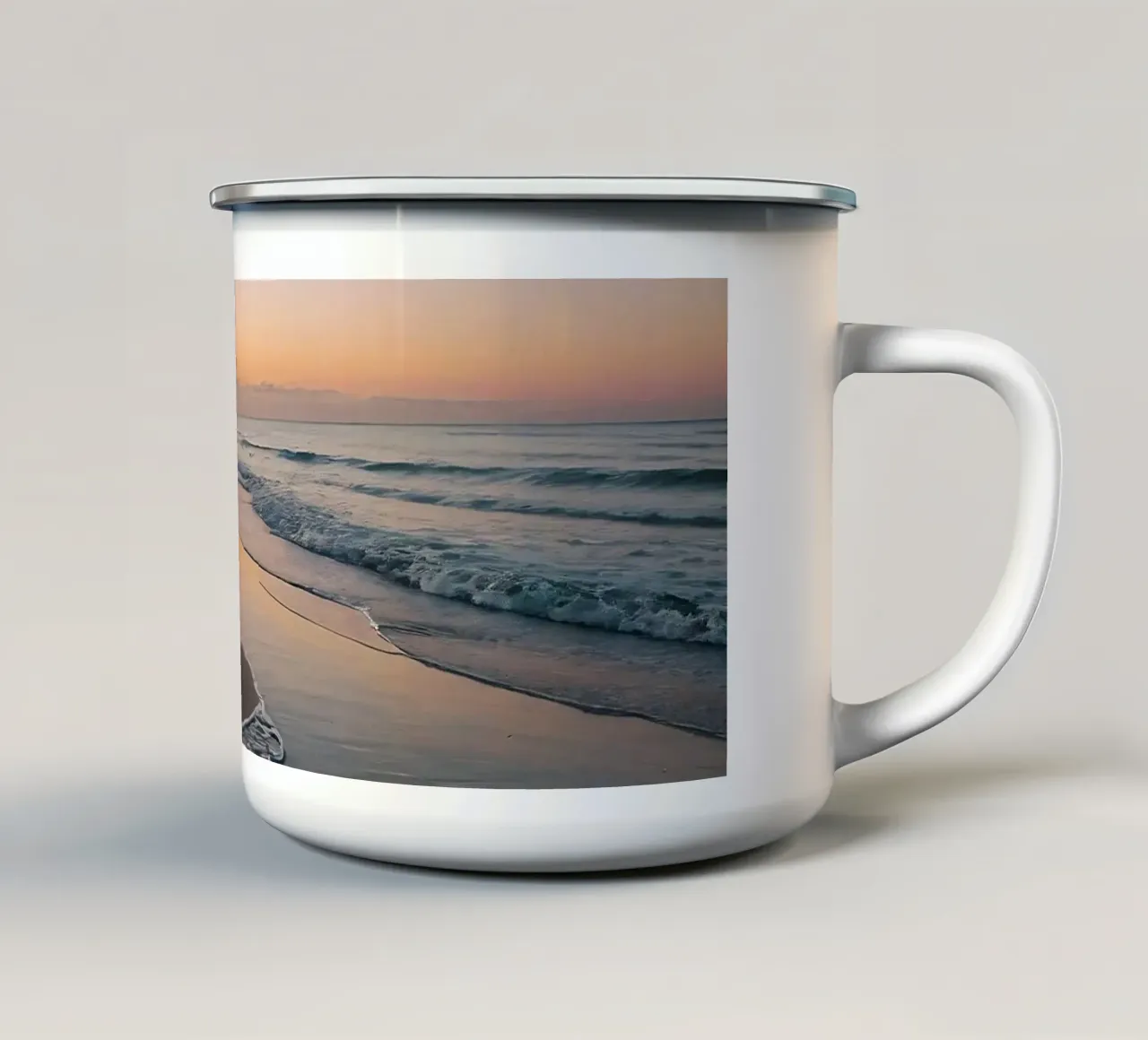 Spiaggia serena al tramonto, con le onde che lambiscono la riva. tazza in smalto da DesignDoodle