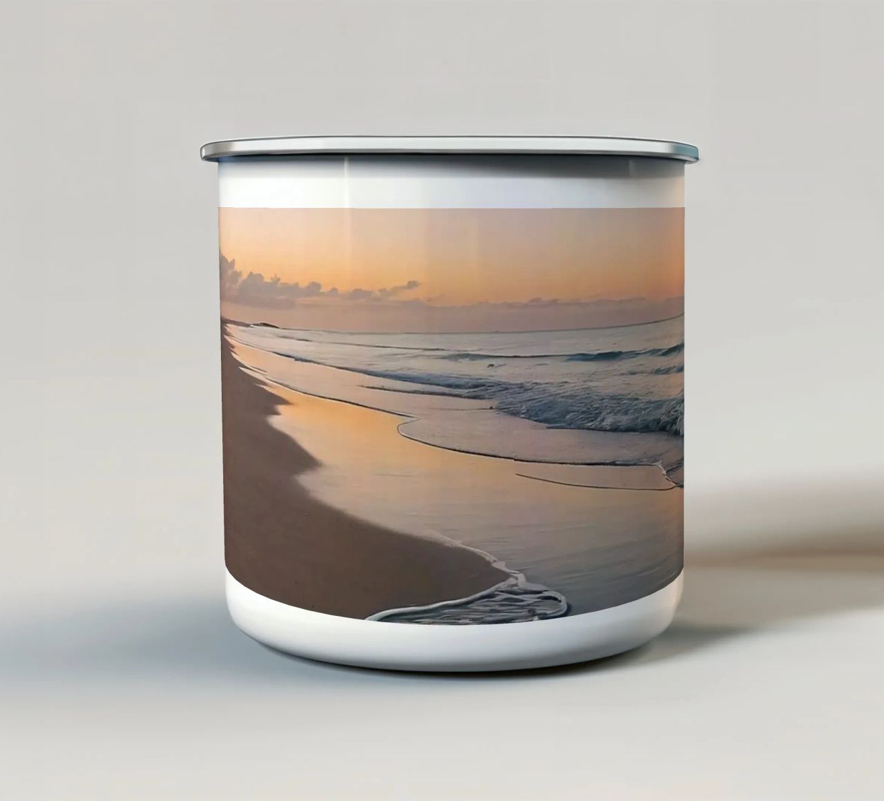 Spiaggia serena al tramonto, con le onde che lambiscono la riva. tazza in smalto da DesignDoodle