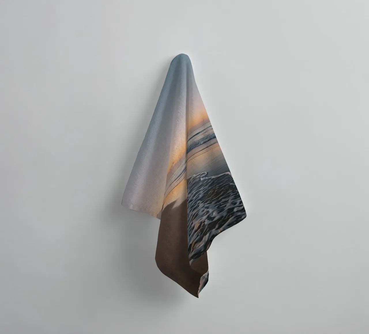 Plage sereine au coucher du soleil avec de douces vagues qui s'échouent sur le rivage serviette de bain de DesignDoodle