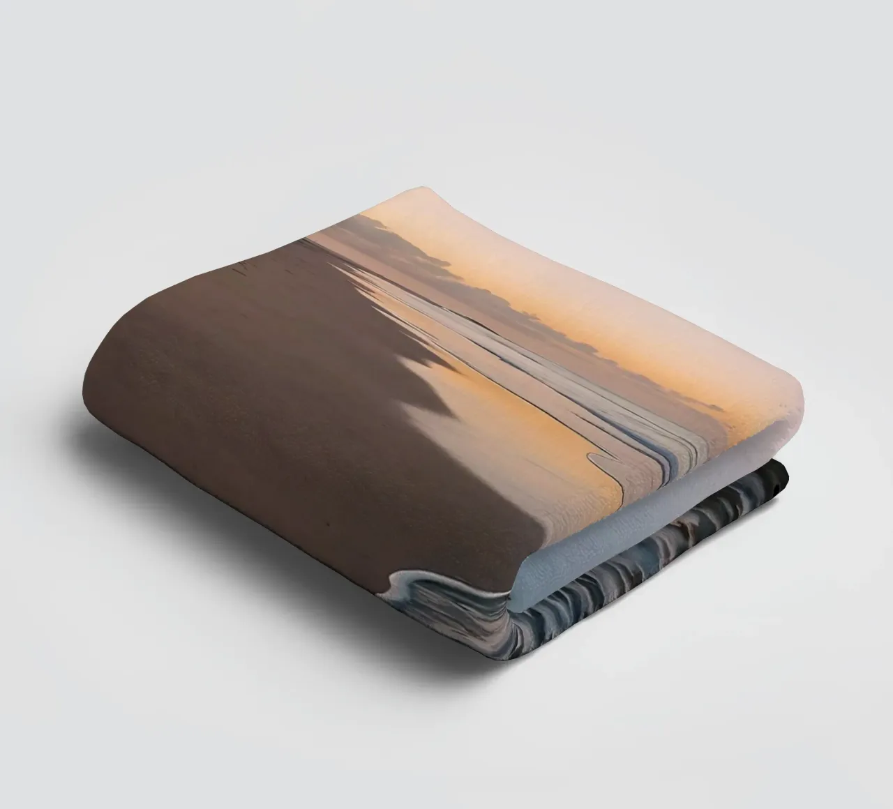 Plage sereine au coucher du soleil avec de douces vagues qui s'échouent sur le rivage serviette de bain de DesignDoodle