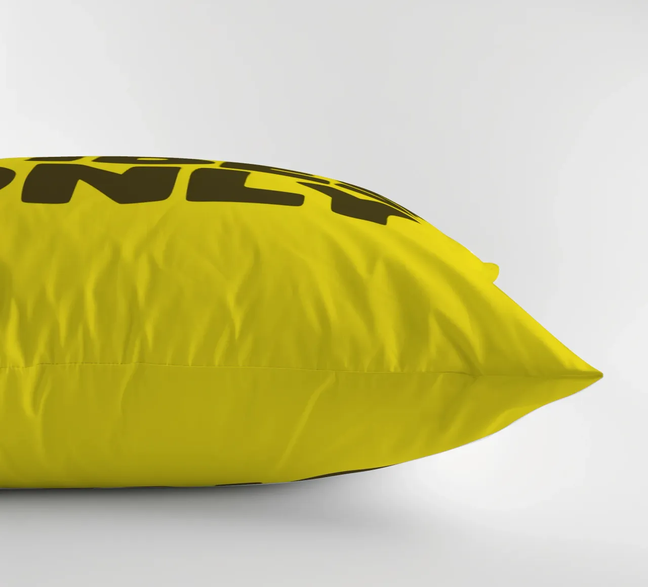 Good Vibes Only Typography Design imprimé en jaune et noir coussin de THE MOTIVATED TYPE