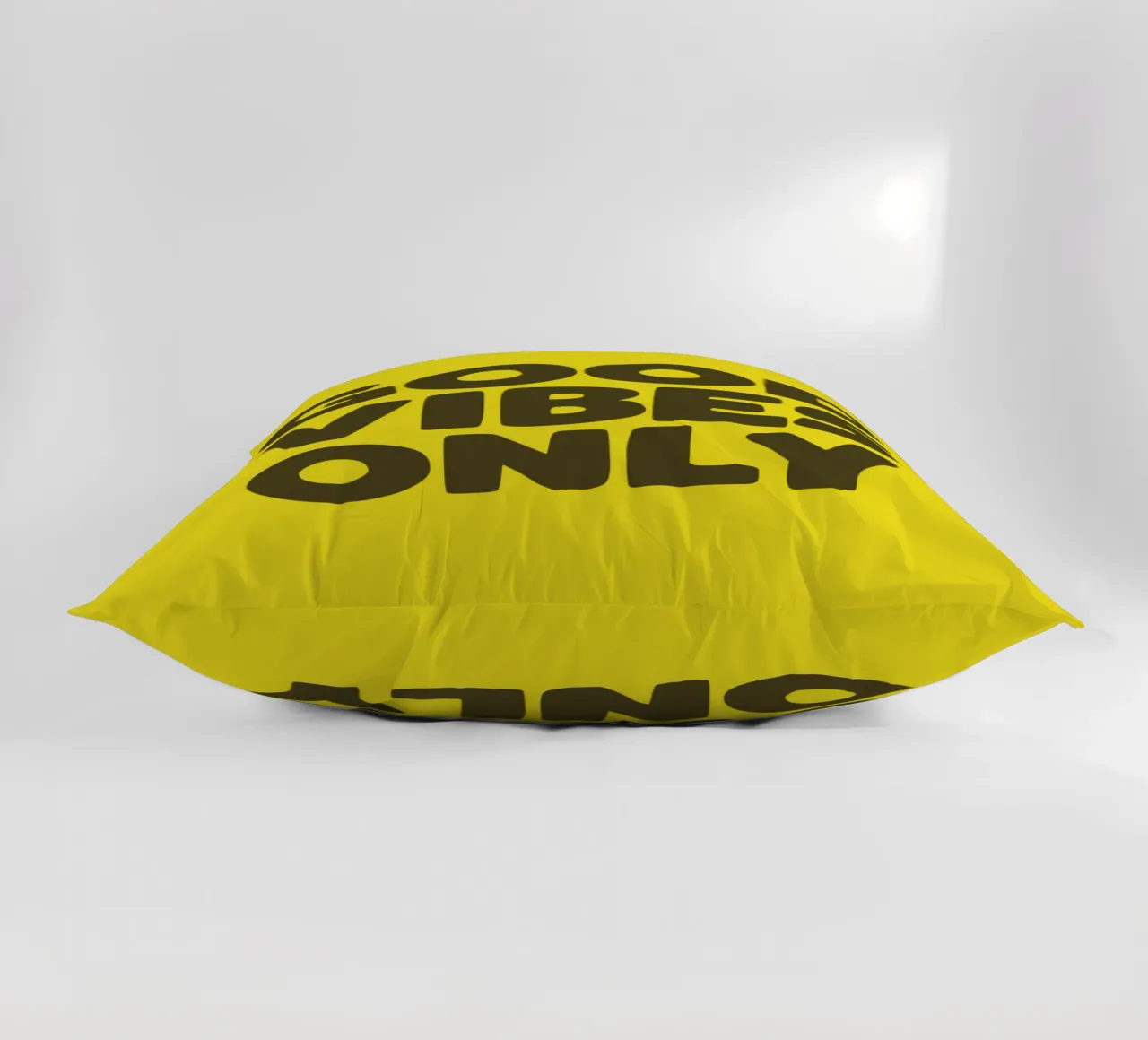 Design con stampa tipografica Good Vibes Only in giallo nero cuscino da THE MOTIVATED TYPE