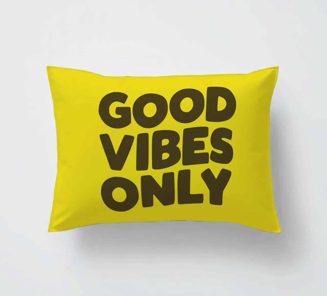 Design con stampa tipografica Good Vibes Only in giallo nero cuscino da THE MOTIVATED TYPE