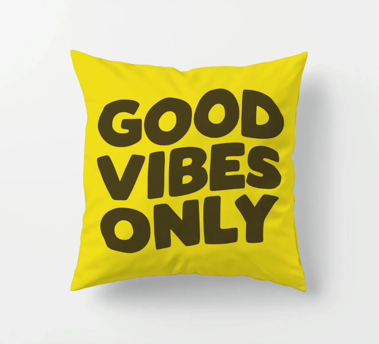 Design con stampa tipografica Good Vibes Only in giallo nero cuscino da THE MOTIVATED TYPE