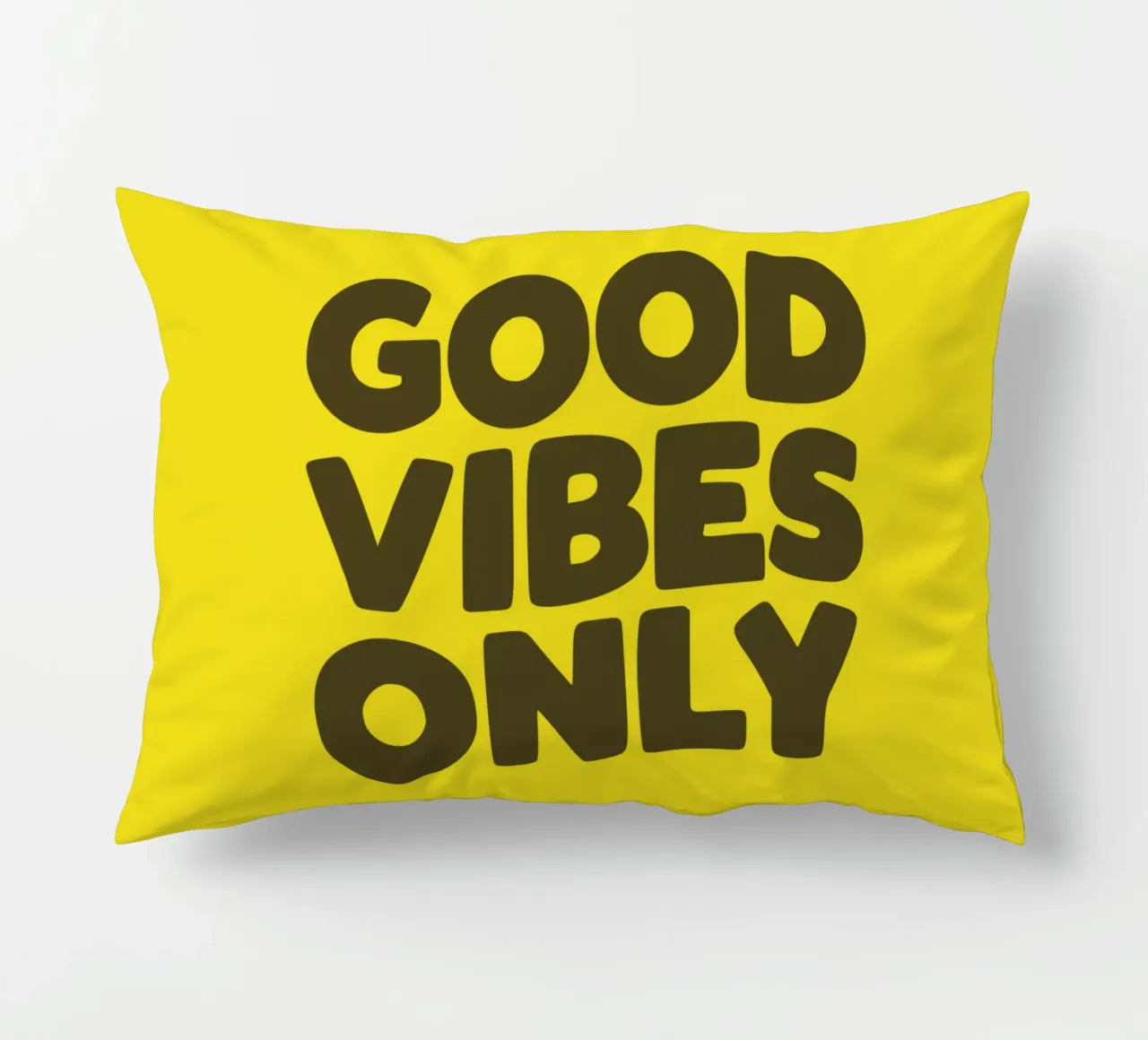 Design con stampa tipografica Good Vibes Only in giallo nero cuscino da THE MOTIVATED TYPE