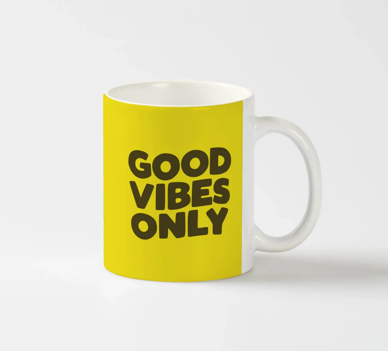 Good Vibes Only Typografie Print Ontwerp in Geel Zwart keramische mok van THE MOTIVATED TYPE