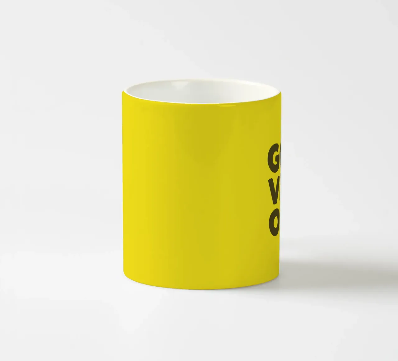 Good Vibes Only Typografie Print Ontwerp in Geel Zwart keramische mok van THE MOTIVATED TYPE
