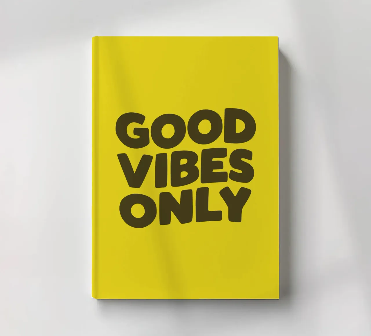 Good Vibes Only Typography Design imprimé en jaune et noir carnet de notes de THE MOTIVATED TYPE