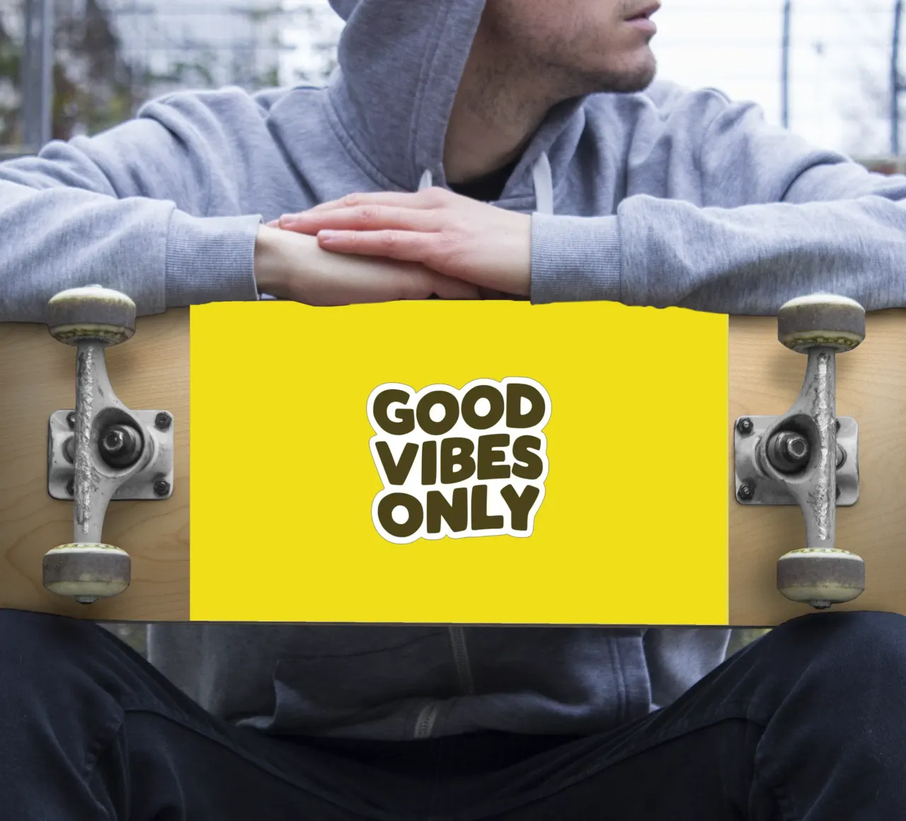 Design con stampa tipografica Good Vibes Only in giallo nero adesivo da THE MOTIVATED TYPE